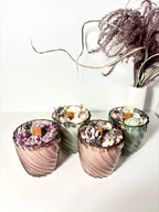 Žvakė stikliniame indelyje su gėlėmis