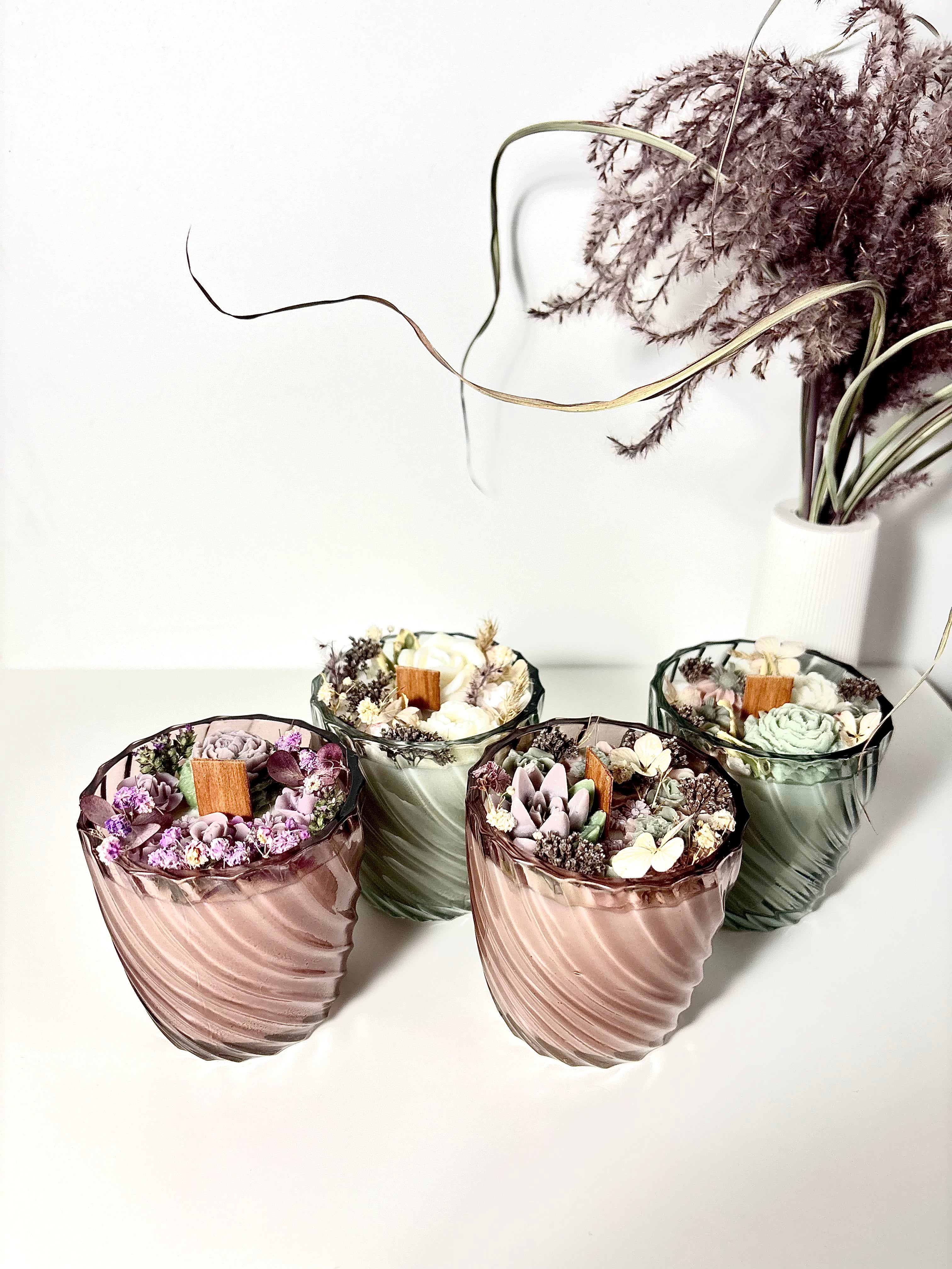 Žvakė stikliniame indelyje su gėlėmis