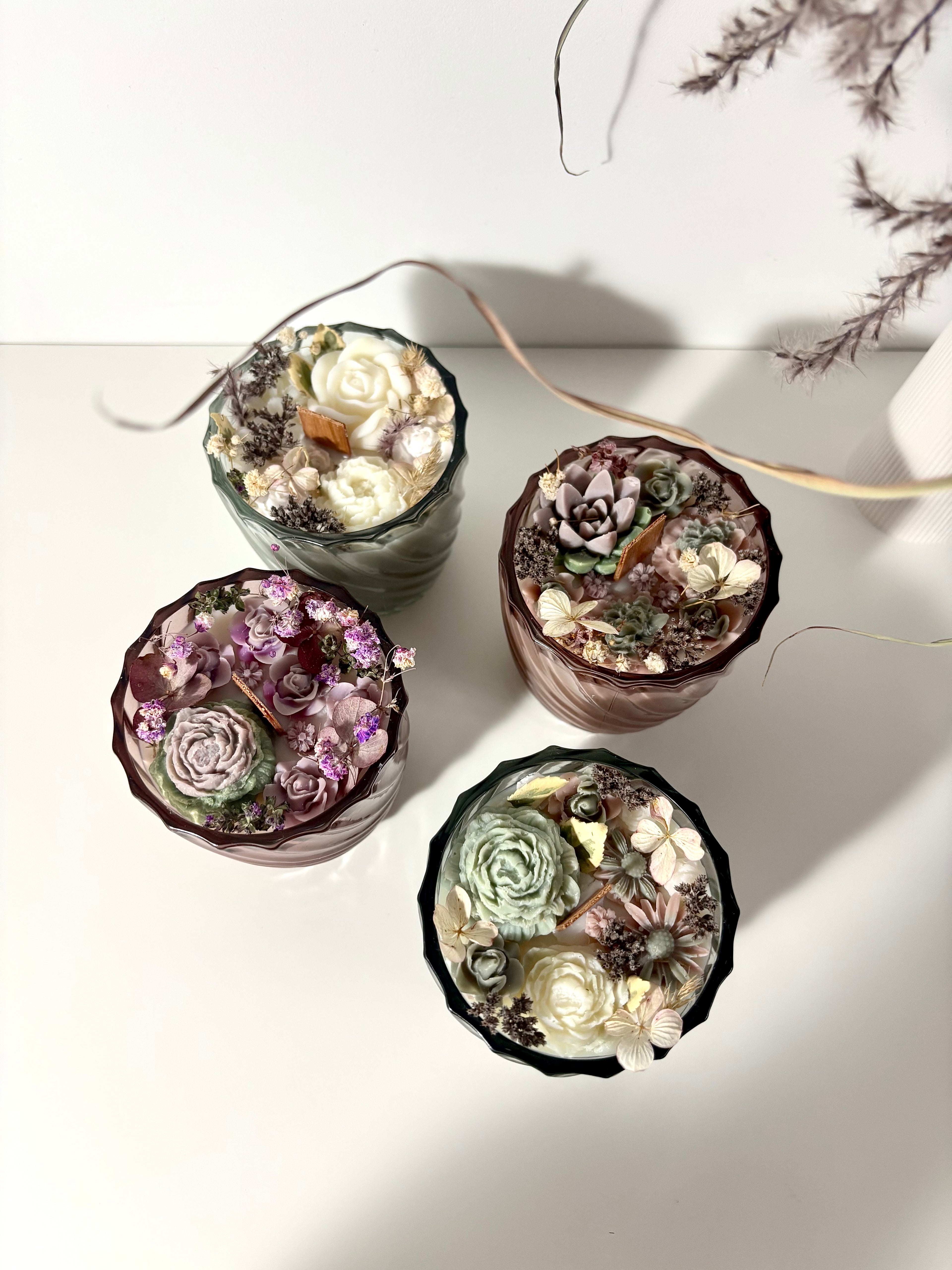 Žvakė stikliniame indelyje su gėlėmis