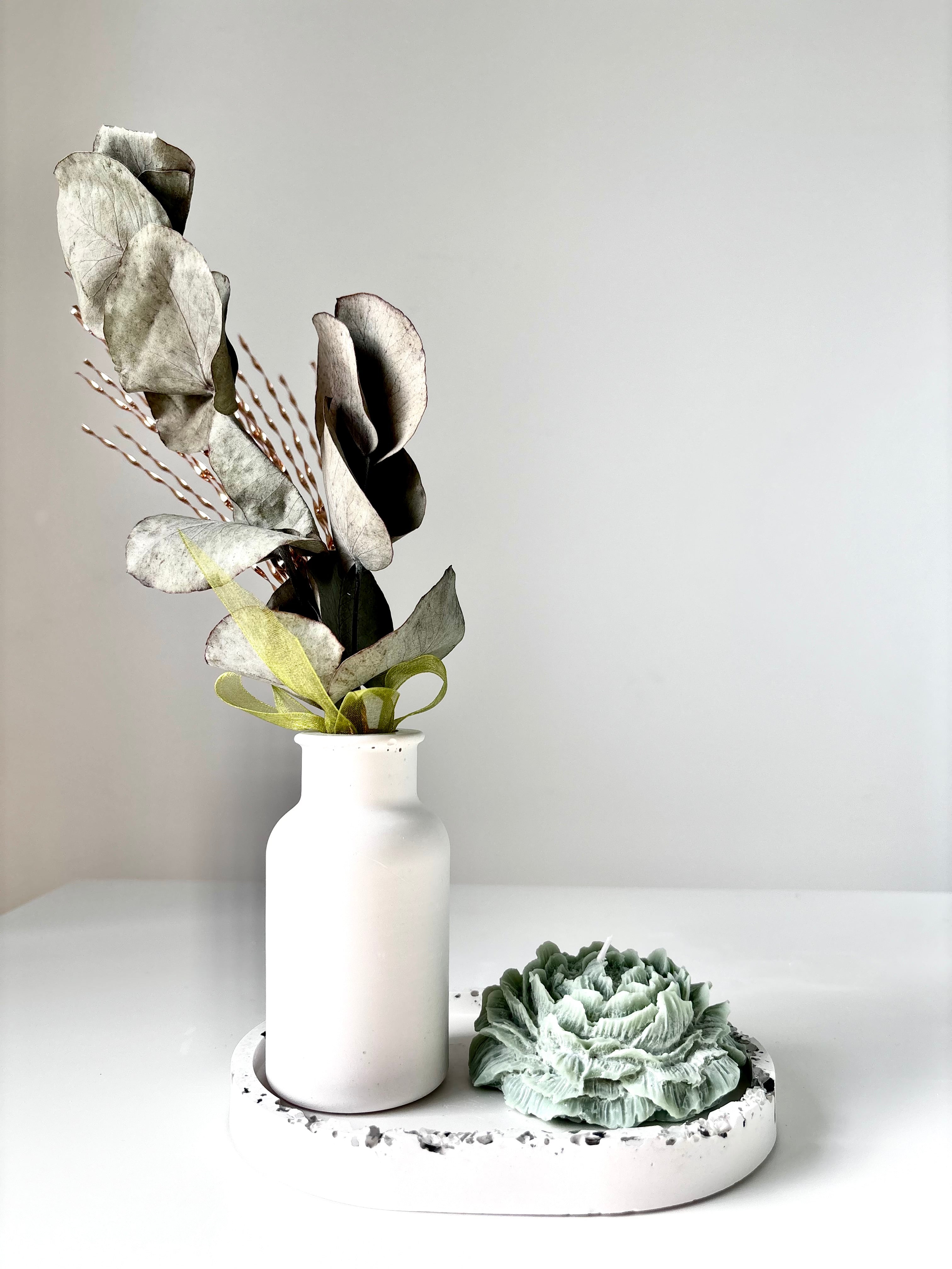 "Whisper of Nature" Mažas Rankų Darbo Žalsvos Žvakės ir Vazelės Rinkinys