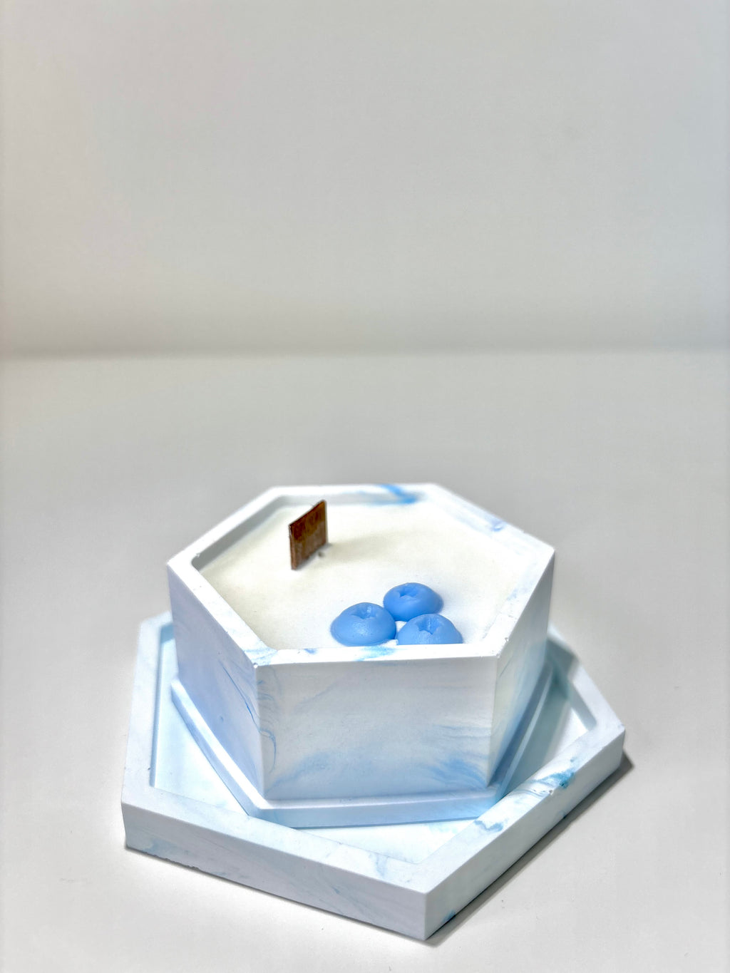 Vidutinė Šešiakampė Žvakė Indelyje