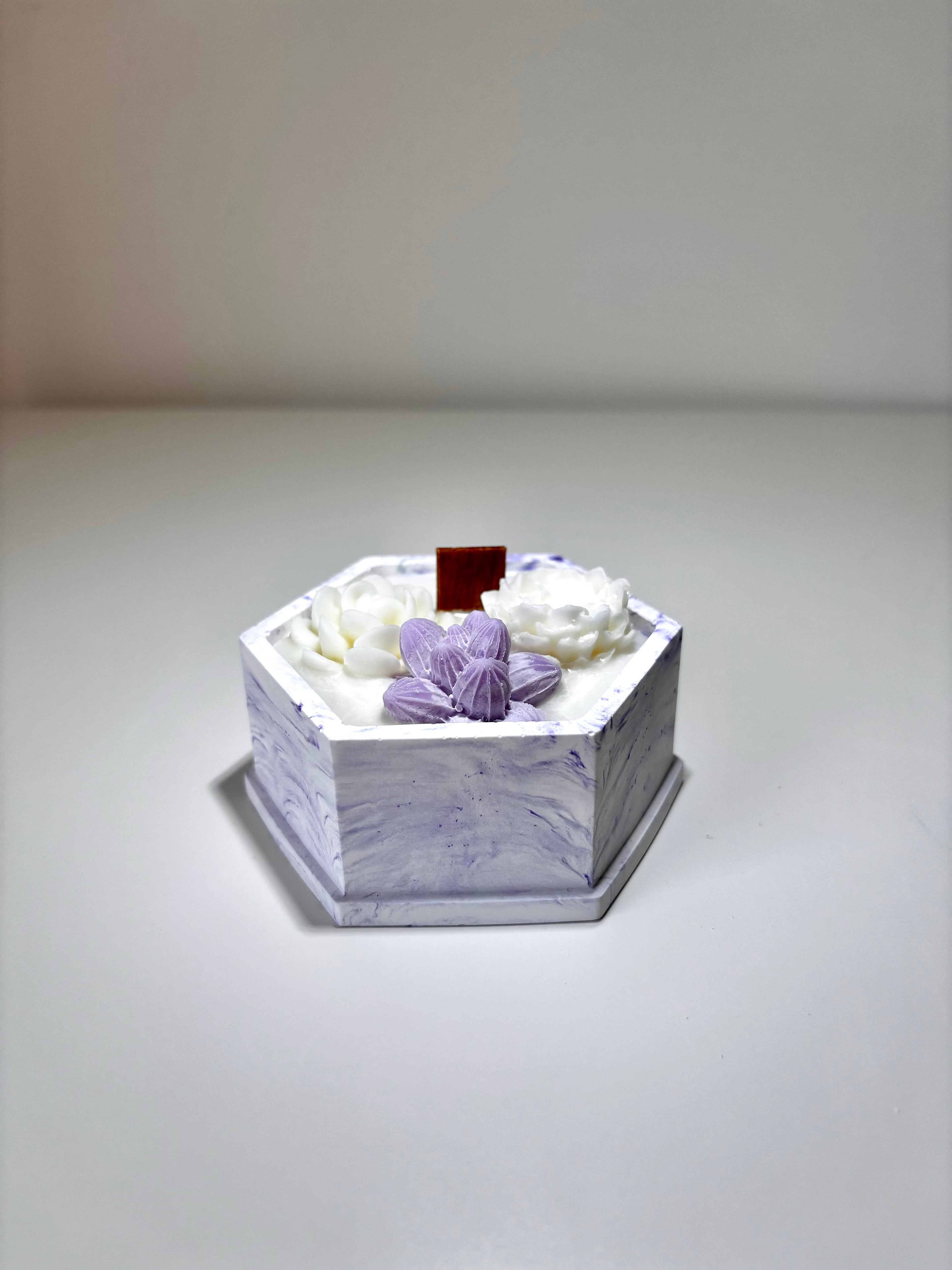 Vidutinė Šešiakampė Žvakė Indelyje