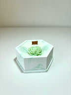 Vidutinė Šešiakampė Žvakė Indelyje