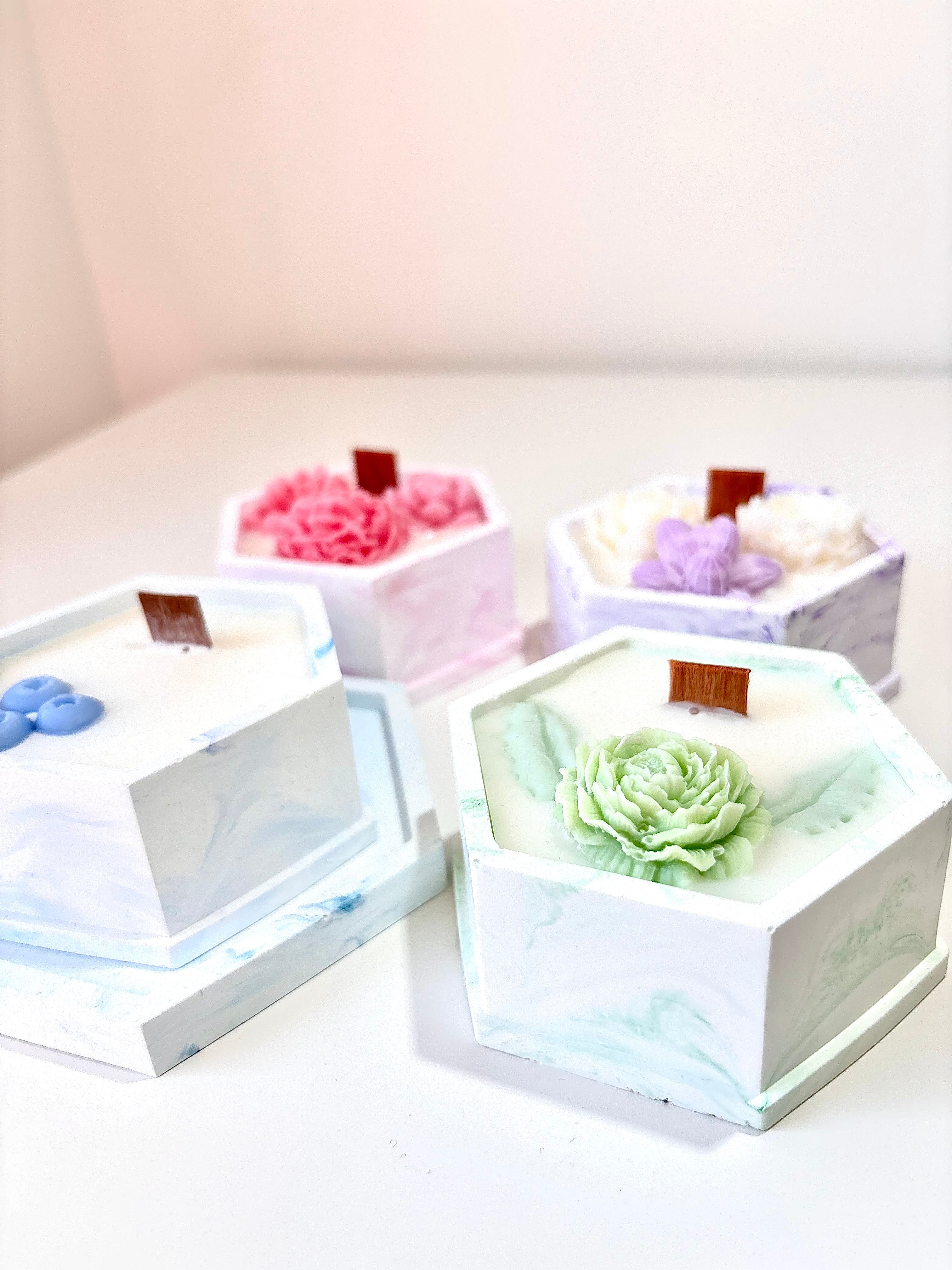 Vidutinė Šešiakampė Žvakė Indelyje