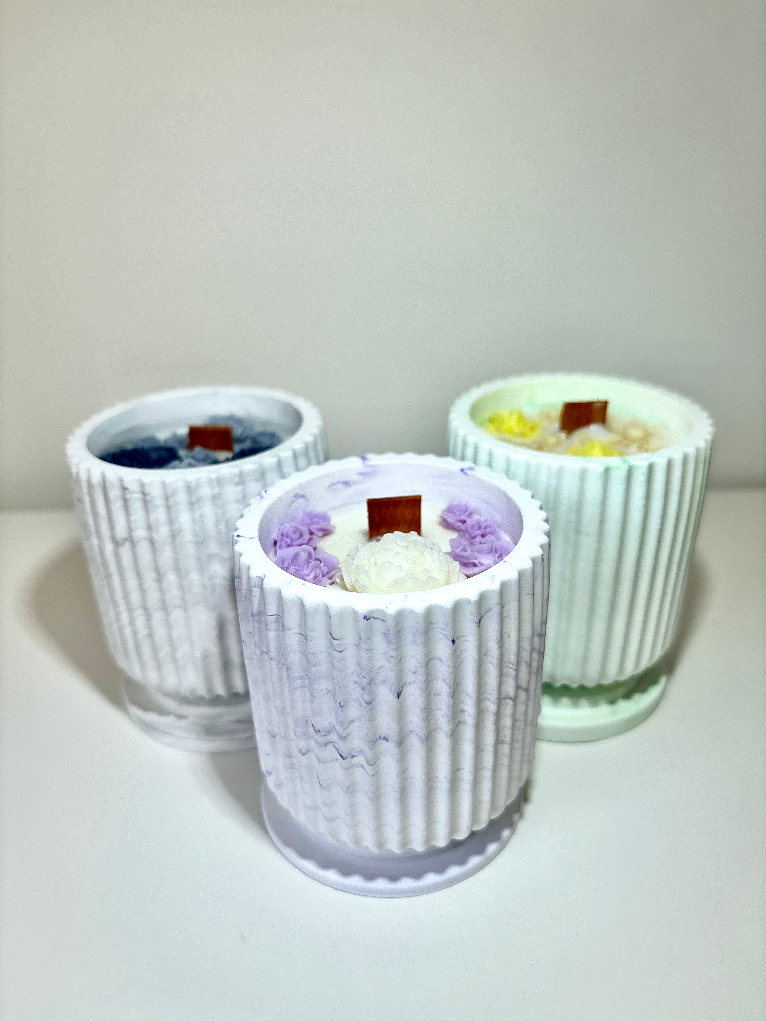 Aukšta Apvali Žvakė Indelyje su Dangteliu