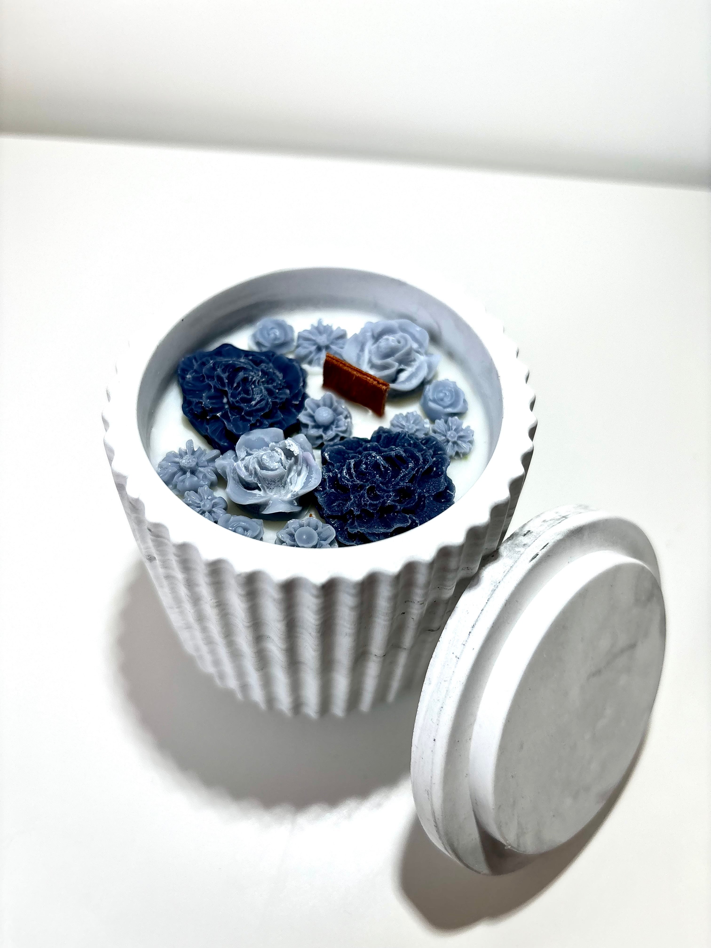 Aukšta Apvali Žvakė Indelyje su Dangteliu