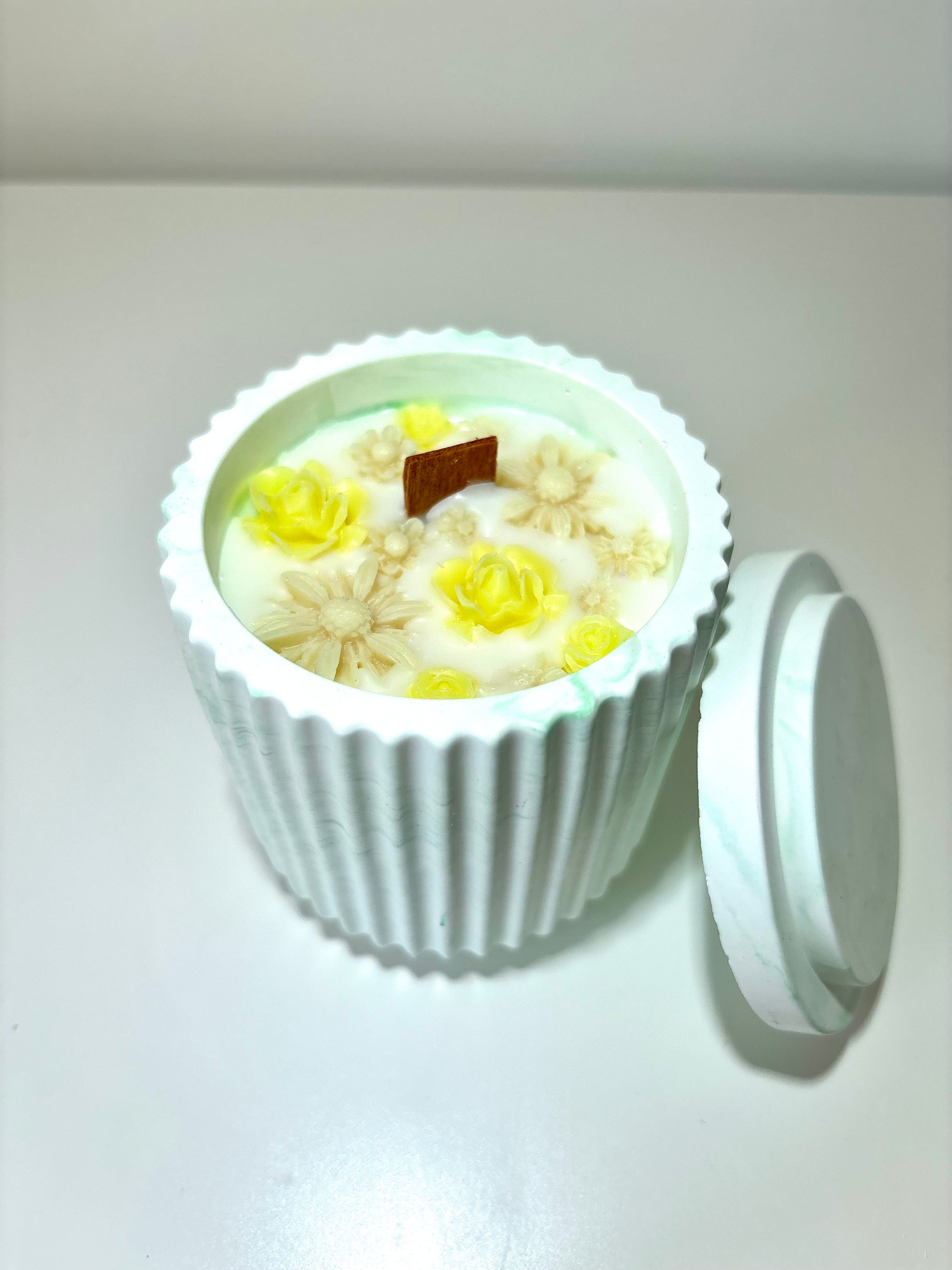 Aukšta Apvali Žvakė Indelyje su Dangteliu