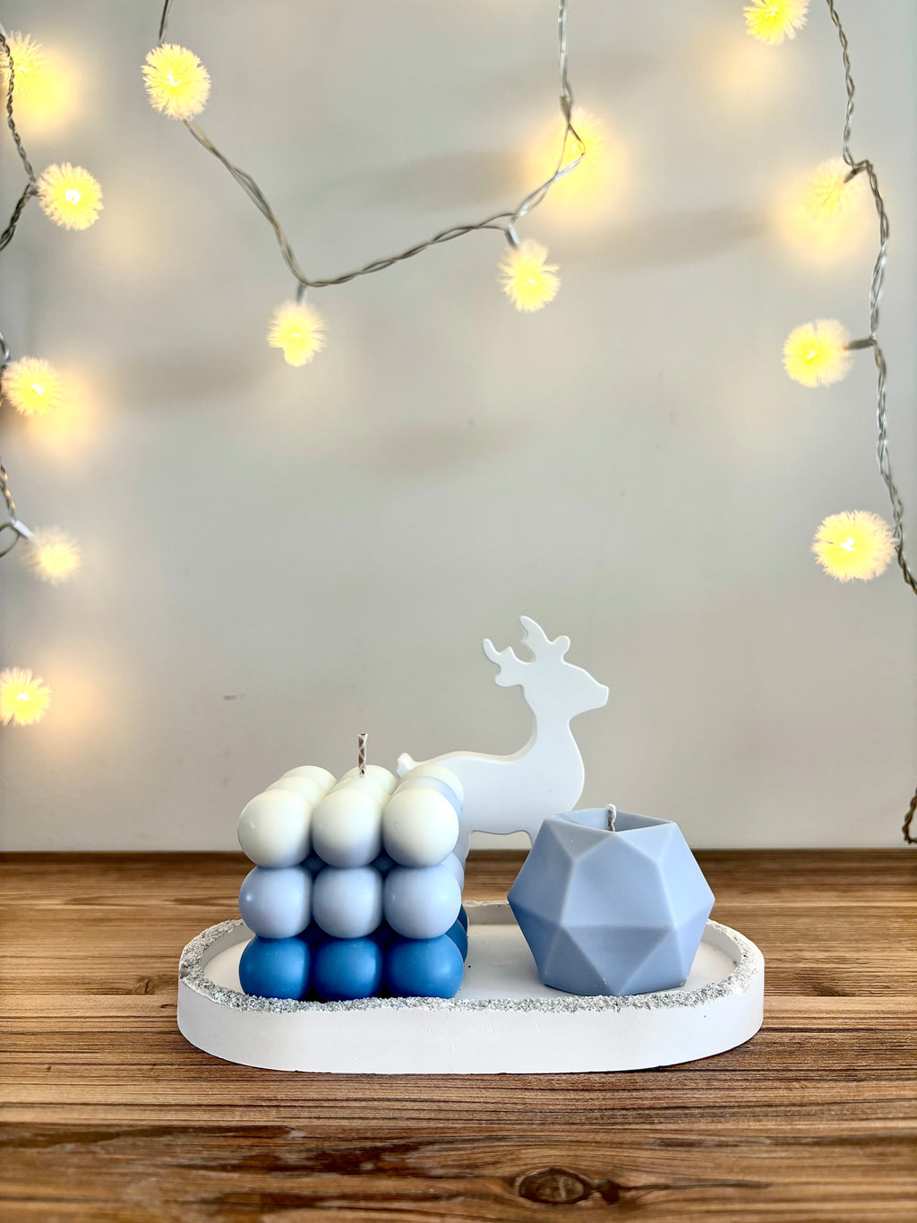 "Mėlynas dangus ir baltas sniegas" Kalėdinis žvakių su padėkliuku rinkinys