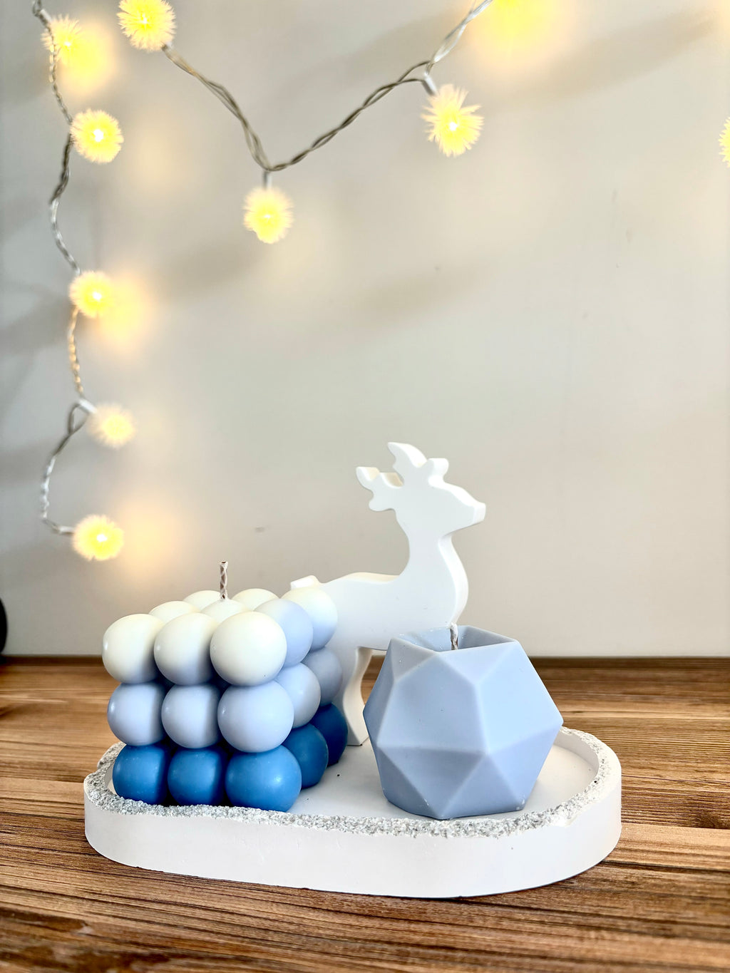 "Mėlynas dangus ir baltas sniegas" Kalėdinis žvakių su padėkliuku rinkinys