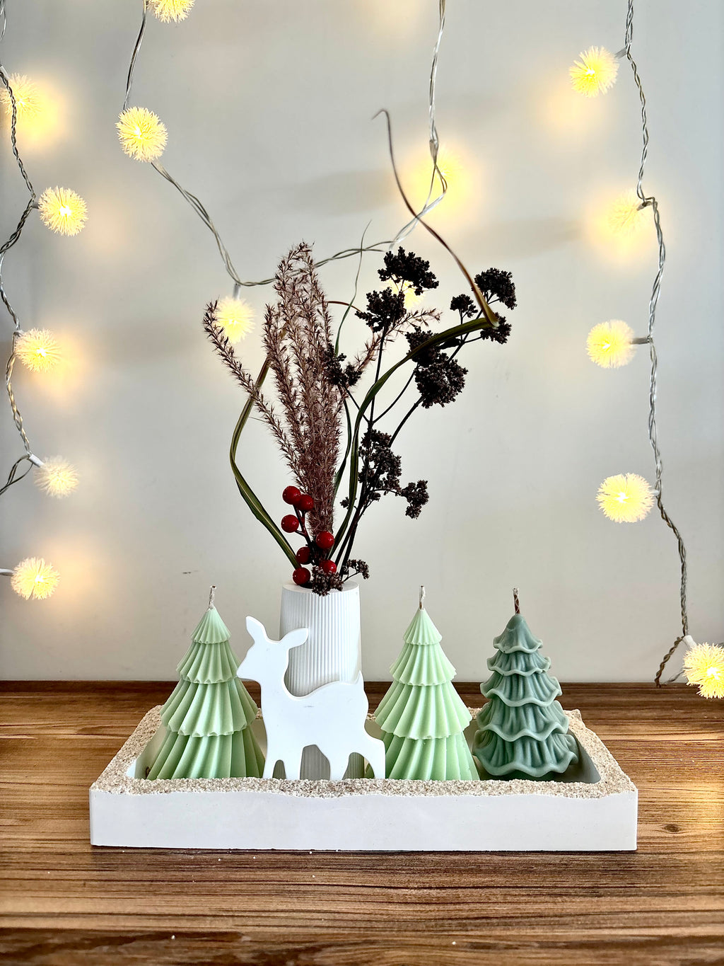 "Vienos Eglutės Negana" Kalėdinis rankų darbo žvakių rinkinys su puokštele ir padėkliuku