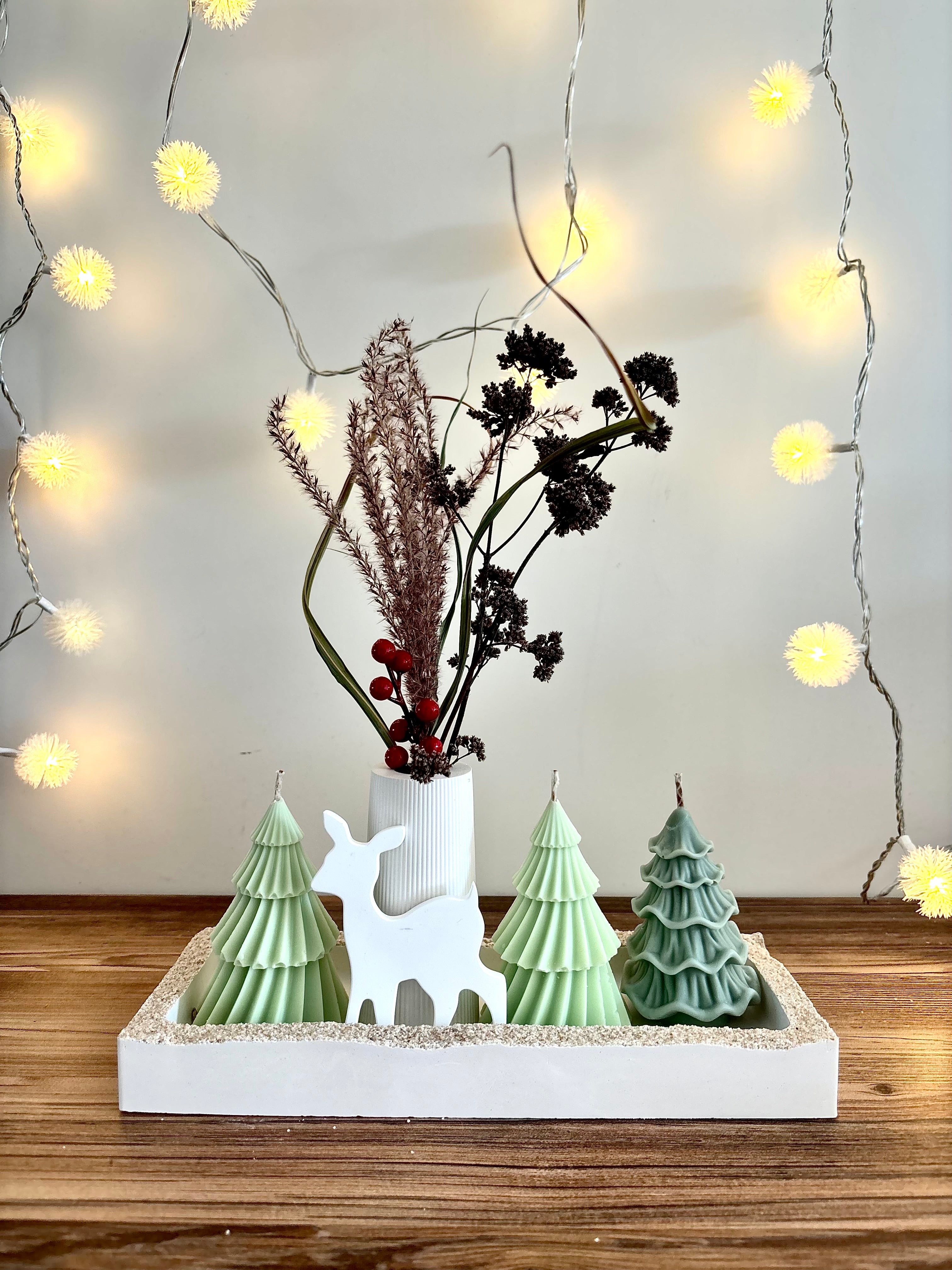 "Vienos Eglutės Negana" Kalėdinis rankų darbo žvakių rinkinys su puokštele ir padėkliuku