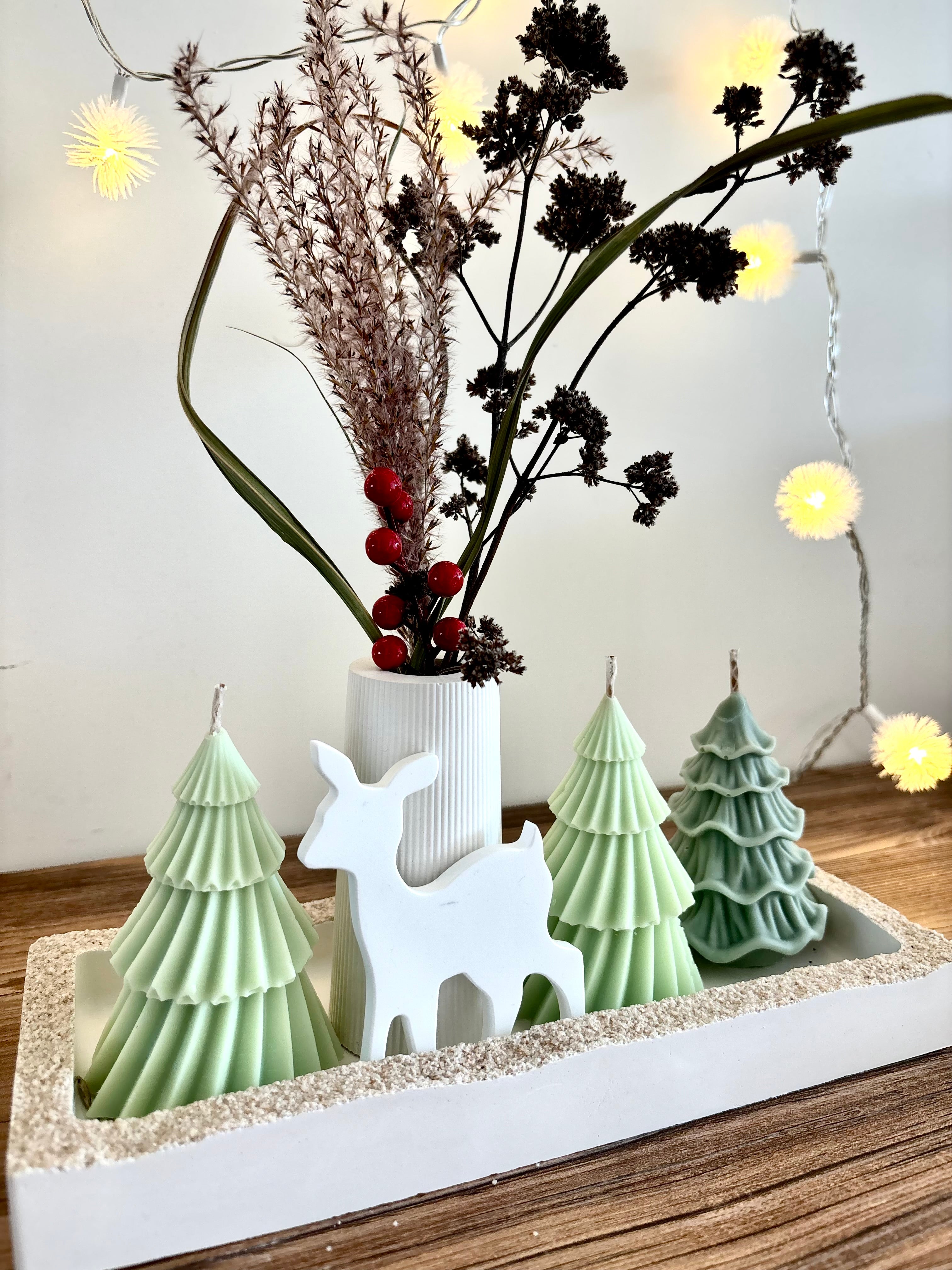 "Vienos Eglutės Negana" Kalėdinis rankų darbo žvakių rinkinys su puokštele ir padėkliuku