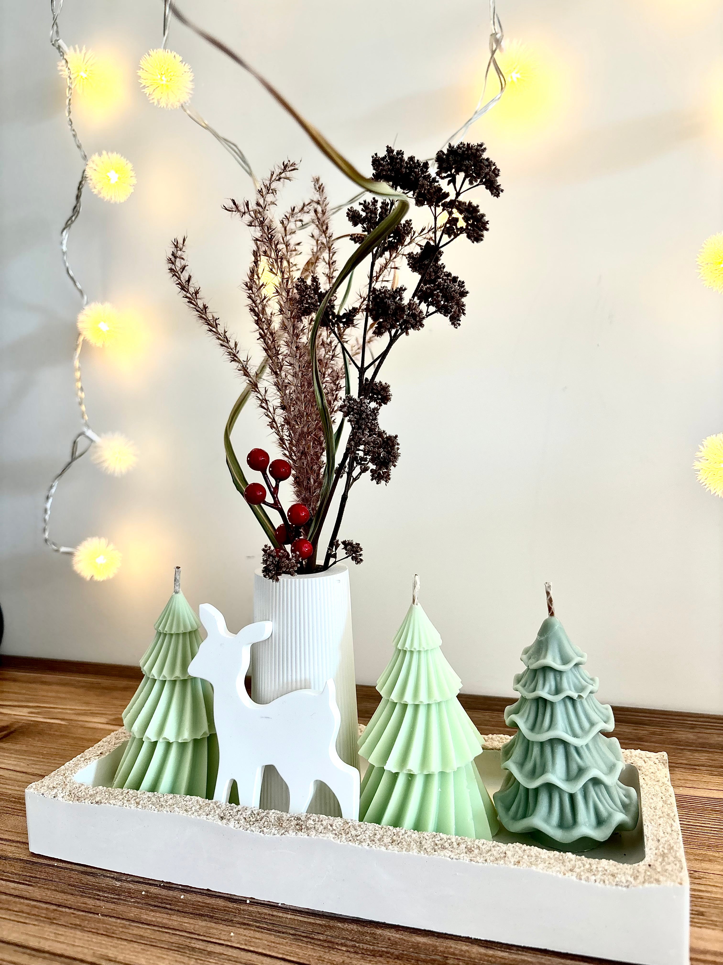 "Vienos Eglutės Negana" Kalėdinis rankų darbo žvakių rinkinys su puokštele ir padėkliuku