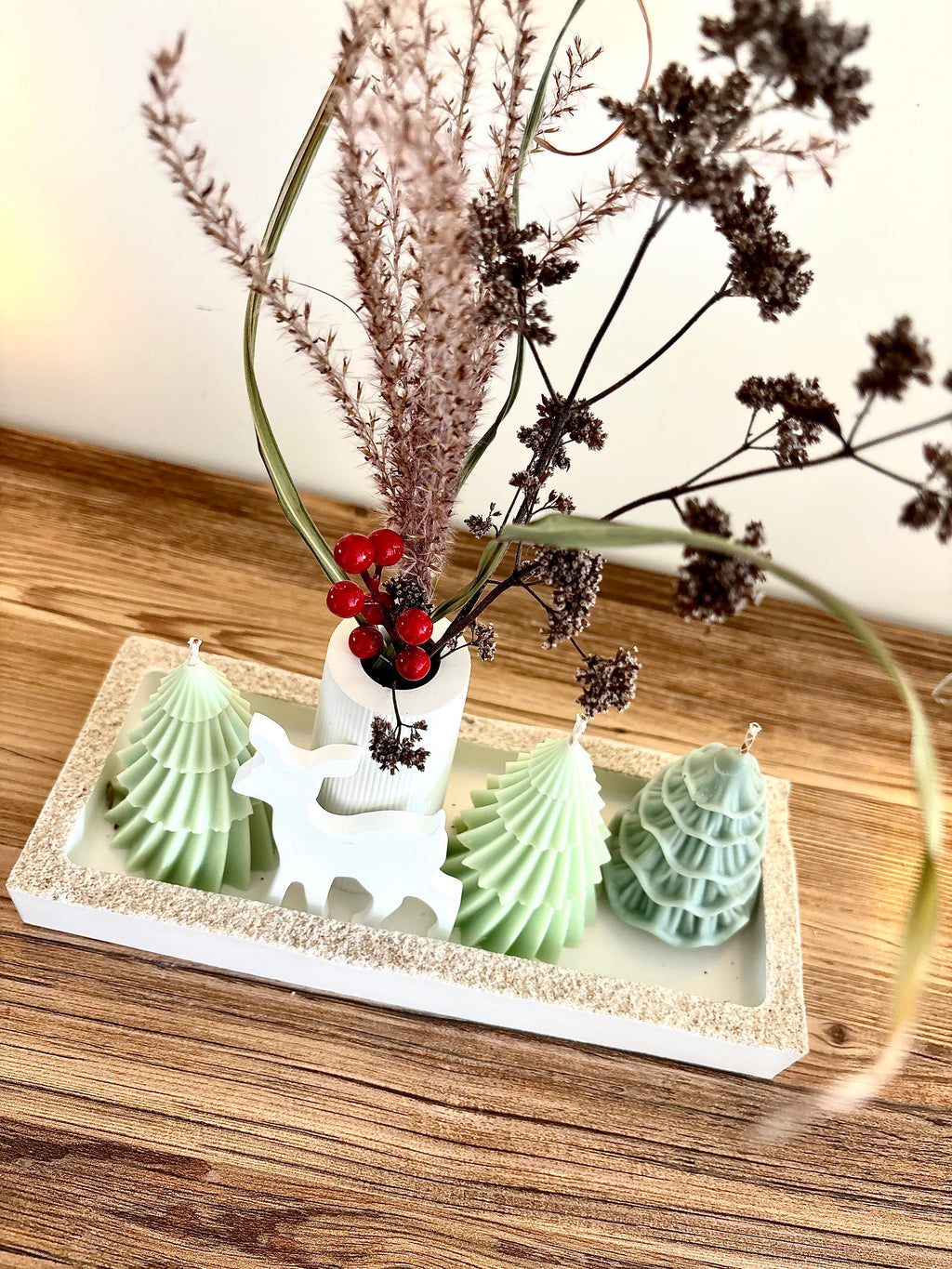 "Vienos Eglutės Negana" Kalėdinis rankų darbo žvakių rinkinys su puokštele ir padėkliuku