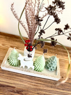 "Vienos Eglutės Negana" Kalėdinis rankų darbo žvakių rinkinys su puokštele ir padėkliuku