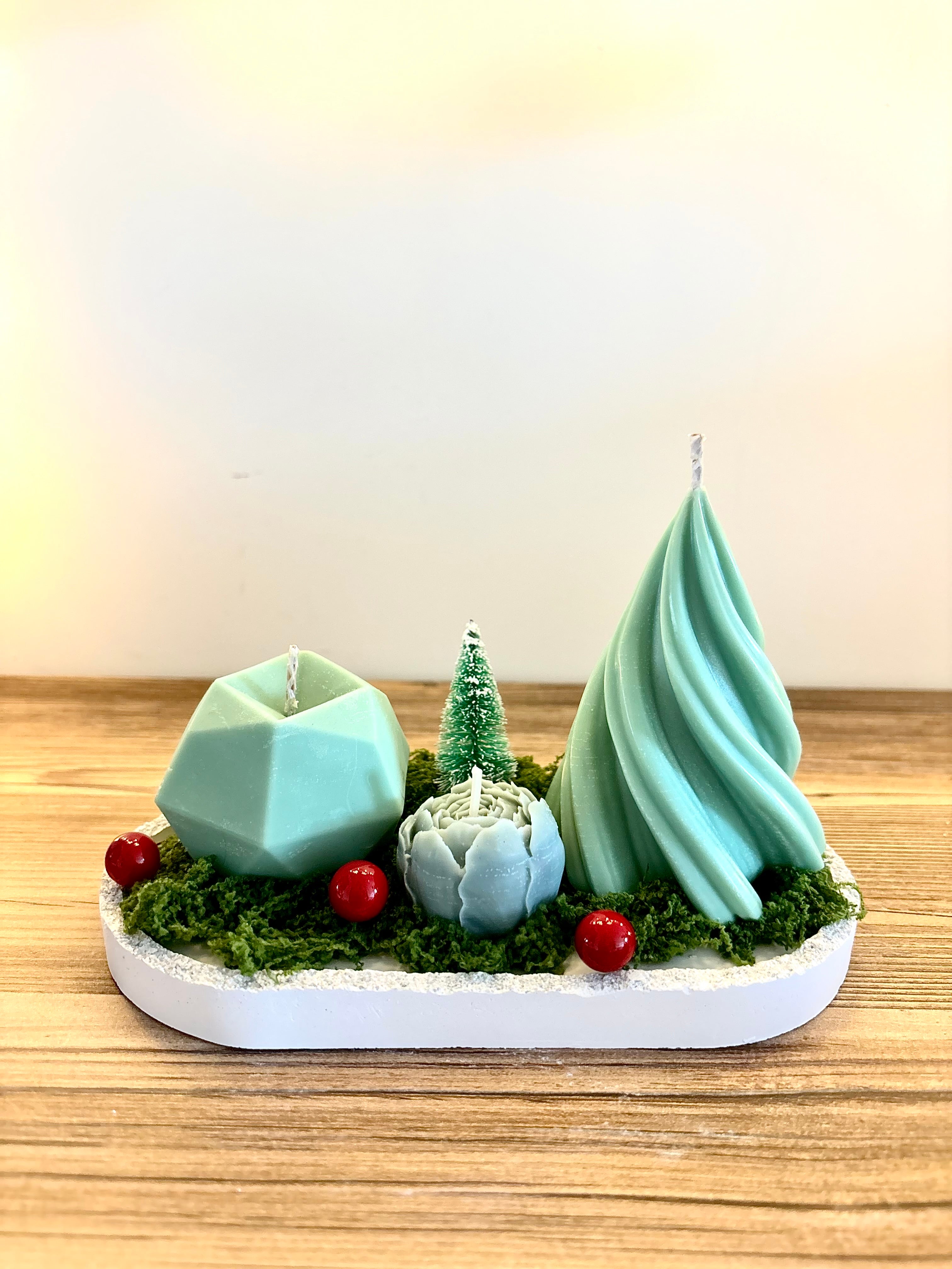 "Miško pasaka" Kalėdinis rankų darbo žvakių su padėkliuku rinkinys