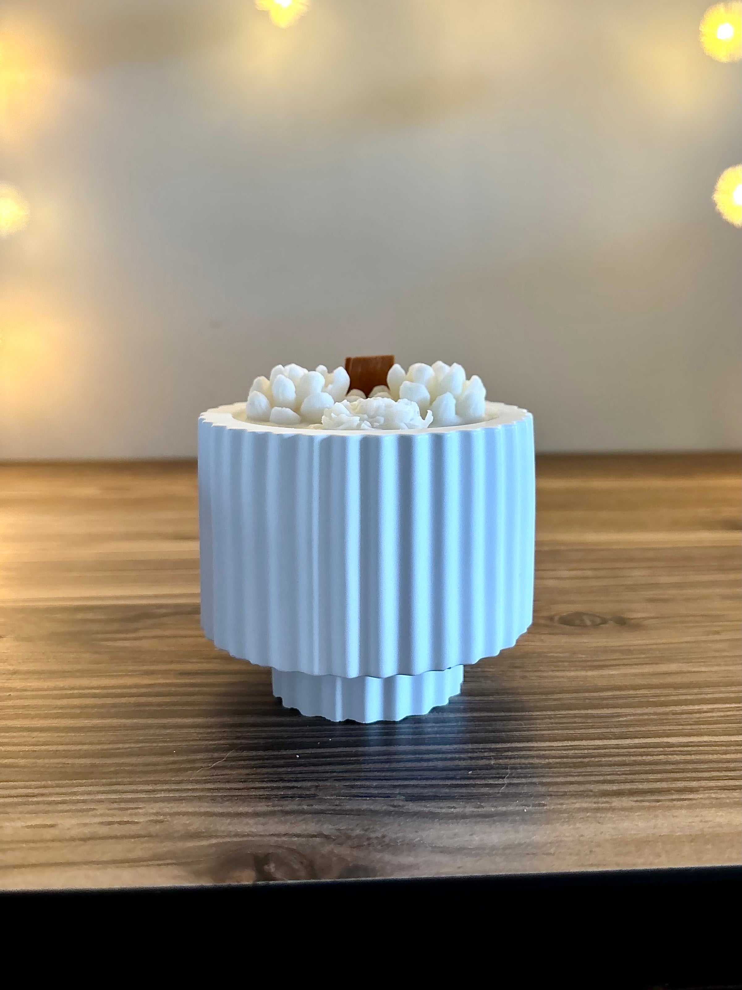 Modernaus dizaino žvakė indelyje