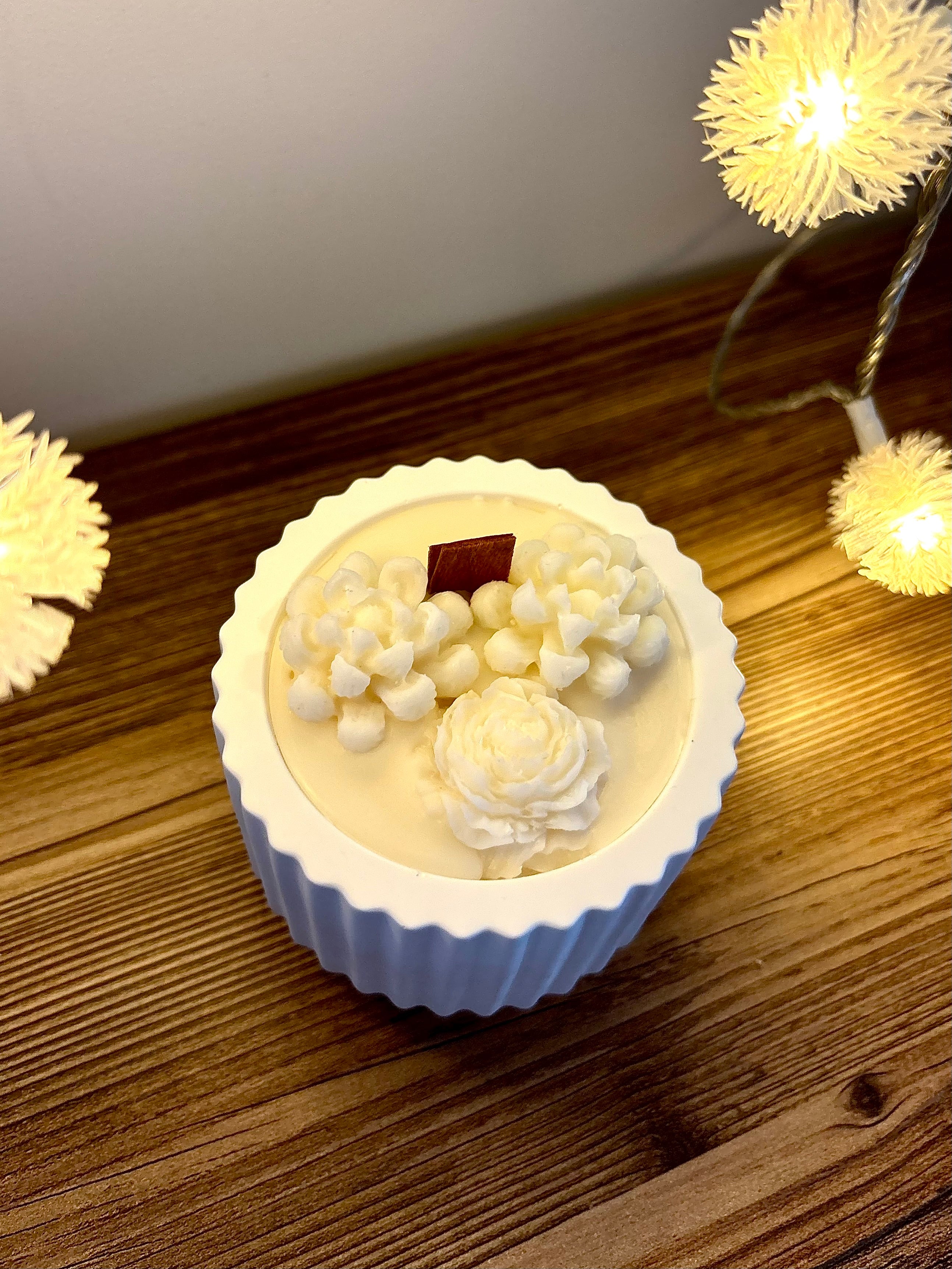 Modernaus dizaino žvakė indelyje