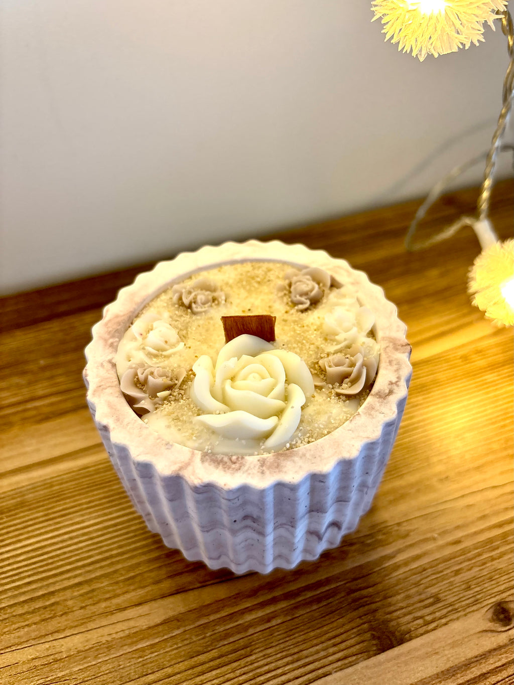 Rusva modernaus dizaino žvakė indelyje