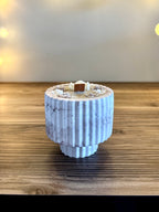 Rusva modernaus dizaino žvakė indelyje