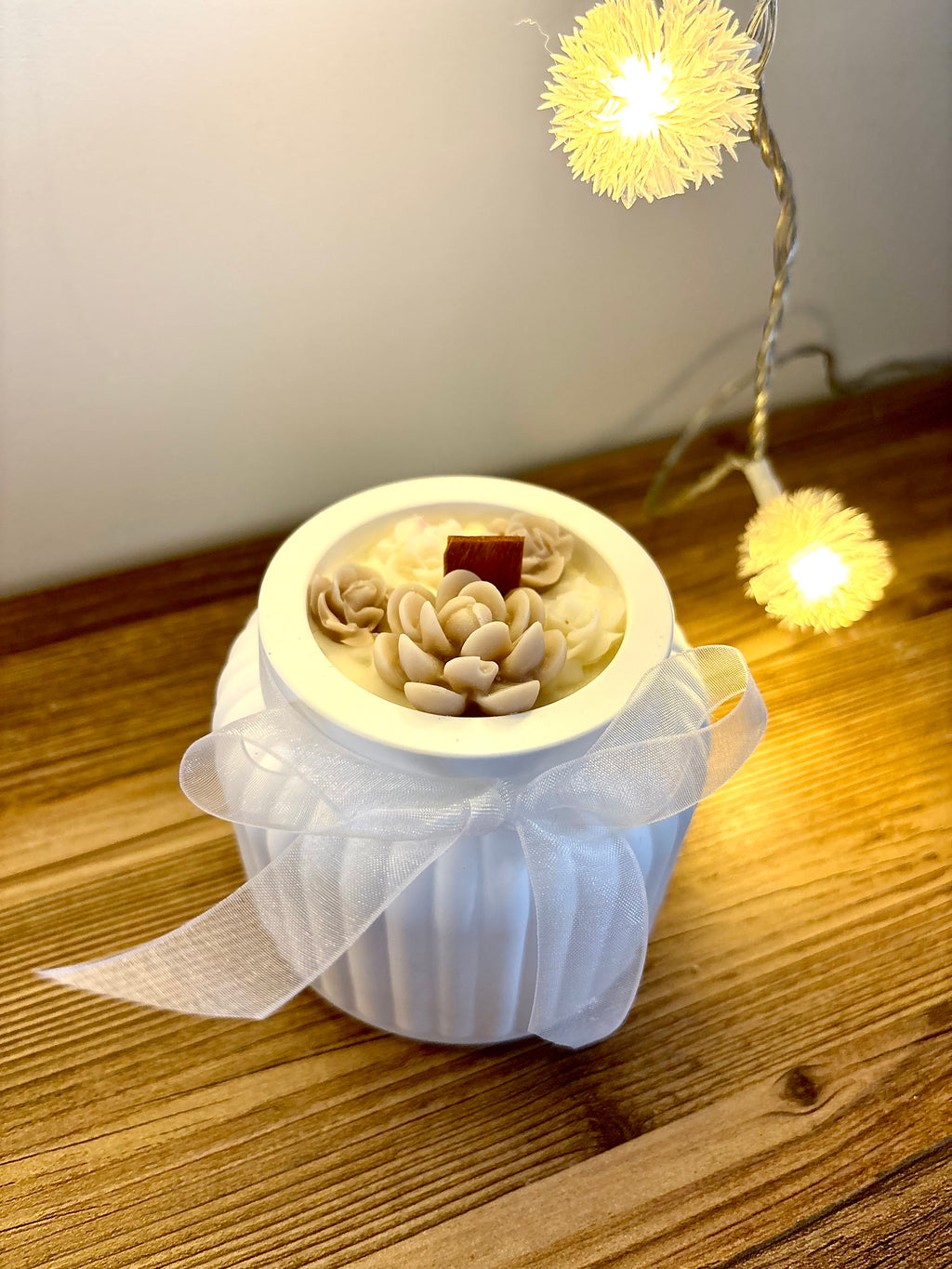 Didelė žvakė indelyje su kaspinėliu