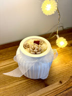 Didelė žvakė indelyje su kaspinėliu