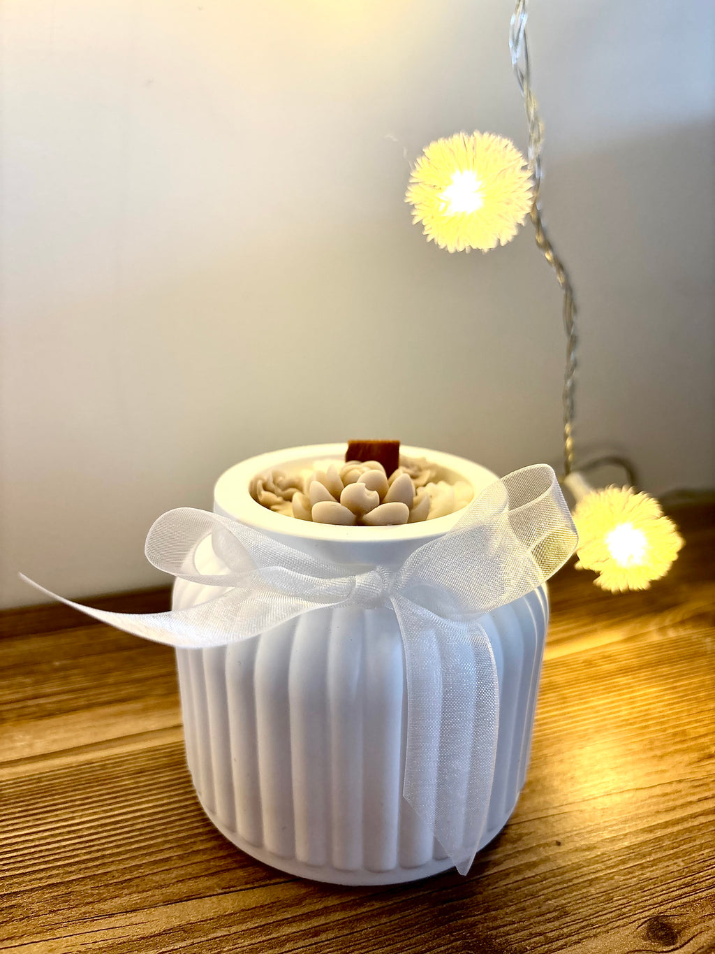 Didelė žvakė indelyje su kaspinėliu