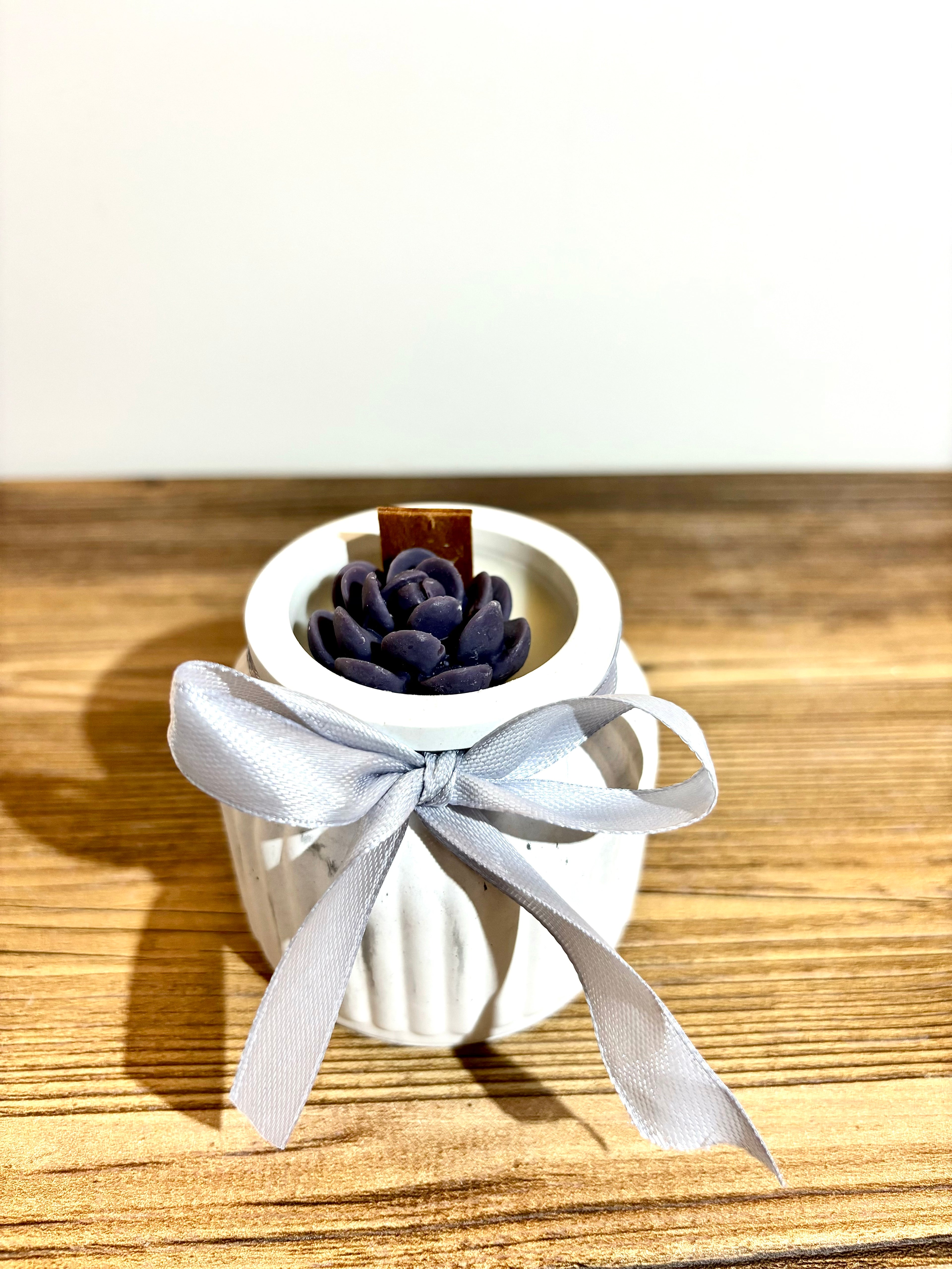 Vidutinė žvakė indelyje su kaspinėliu