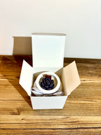 Vidutinė žvakė indelyje su kaspinėliu