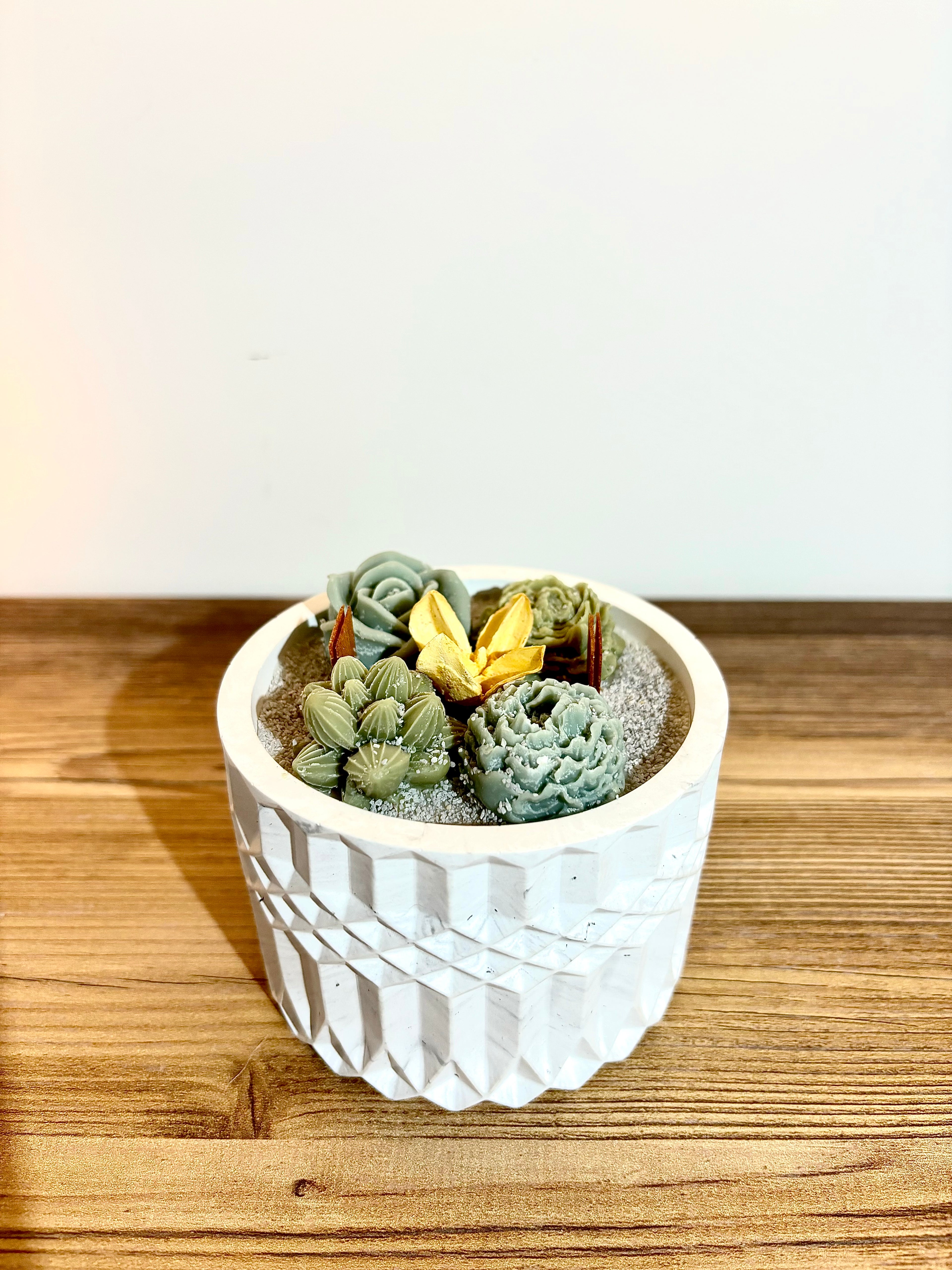 Didelė, vazonėlio formos žvakė indelyje