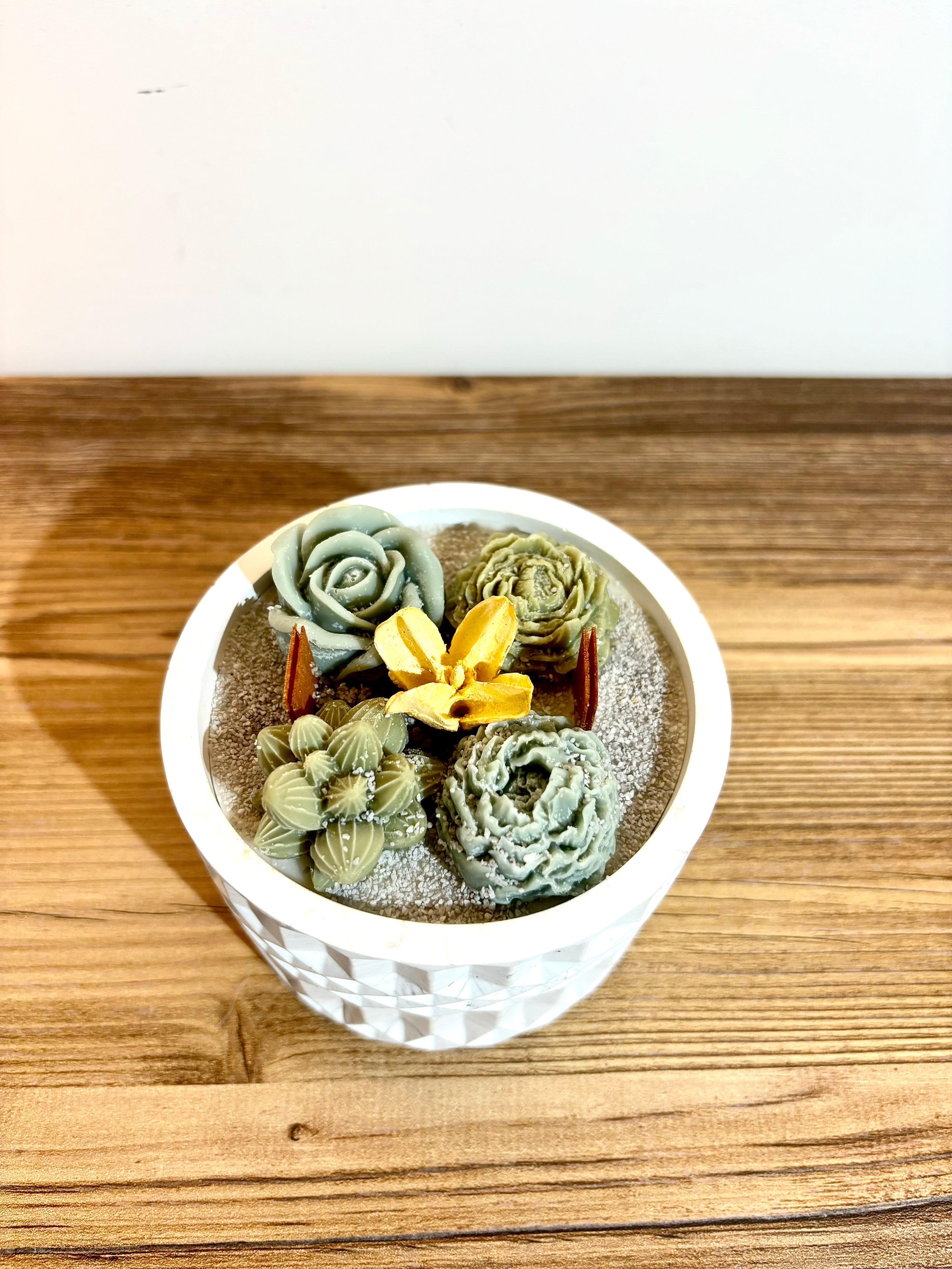 Didelė, vazonėlio formos žvakė indelyje