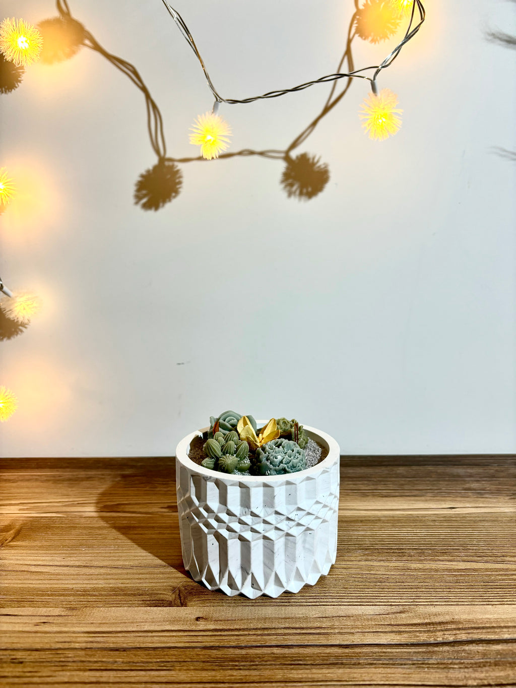 Didelė, vazonėlio formos žvakė indelyje